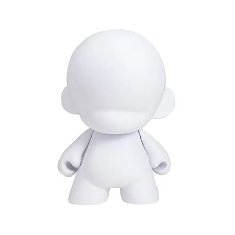 Munny blanc posé devant un fond neutre.